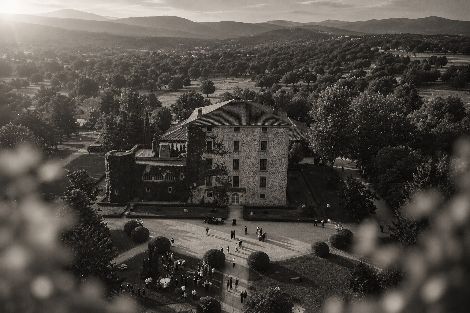 Vista editorial en blanco y negro de Finca El Campillo